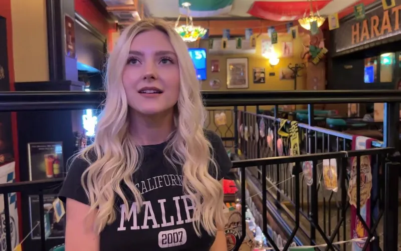 Eva elfie gạ một cchim trai trúng độc đắc ở quán bar vào toilet