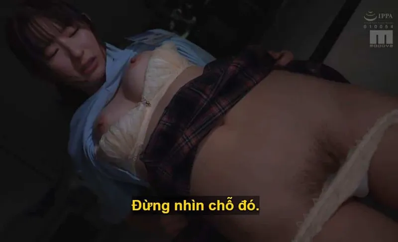 Ông chủ lập mưu "đâm chọt" ẻm nhân viên kiêu căng lười nhác, suốt ngày bận rộn tán gẫu với người yêu.